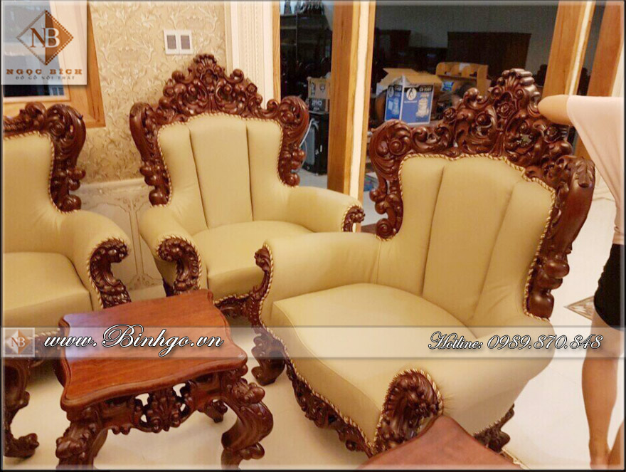 Ghế đơn bộ sofa tân cổ điển gõ Gõ Đỏ, được chạm khắc rất tinh xảo, kỳ công. Mặt ghế, tựa và tay được bộc da.