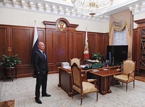 hình ảnh Tổng thống Putin trong phòng làm việc của Tổng thống Nga