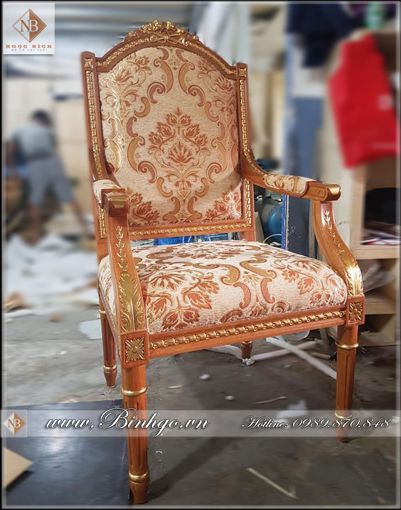 Ghế làm việc được thiết kế mô phỏng theo Style của ghế làm việc của tổng thống Putin. Ghế được làm bằng chất liệu Gỗ Gõ Đỏ cao cấp, sơn Pu dát Vàng 18k tạo điểm nhấn ở các họa tiết trang trí. 