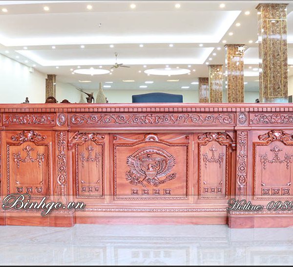 Bàn làm việc theo phong cách Tổng Thống Mỹ. Được sản ở Việt Nam bằng chất liệu gỗ Gõ Đỏ quý hiếm. Với kích thước 255x127x82cm. Sản phẩm được được bày tại showroom Đồ Gỗ Ngọc Bích