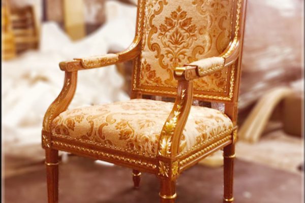 Ghế làm việc được thiết kế mô phỏng theo Style của ghế làm việc của tổng thống Putin. Ghế được làm bằng chất liệu Gỗ Gõ Đỏ cao cấp, sơn Pu dát Vàng 18k tạo điểm nhấn ở các họa tiết trang trí. Các họa tiết được đục tay 100% bởi các nghệ nhân làng nghề Đồ Gỗ Đồng Kỵ