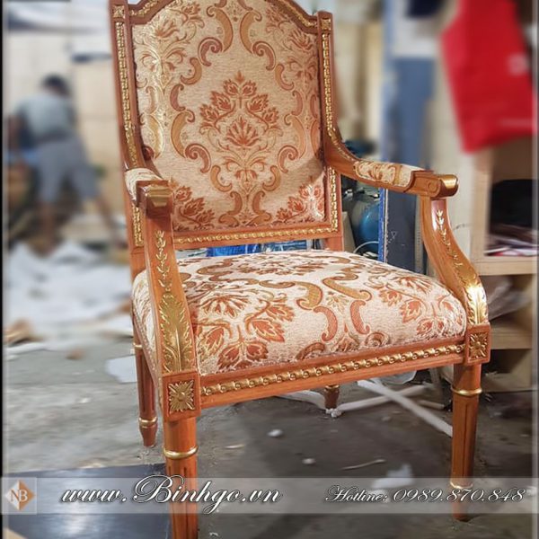Ghế làm việc được thiết kế mô phỏng theo Style của ghế làm việc của tổng thống Putin. Ghế được làm bằng chất liệu Gỗ Gõ Đỏ cao cấp, sơn Pu dát Vàng 18k tạo điểm nhấn ở các họa tiết trang trí.