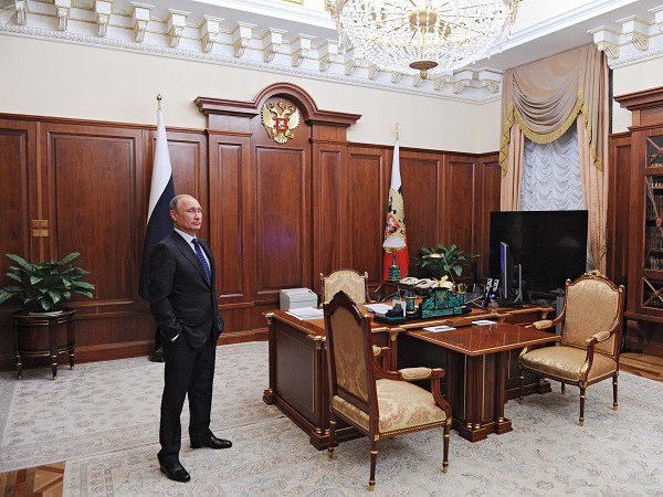 Tổng thống Nga Putin tại phòng làm việc ở tòa nhà Senate, đối diện với Quảng trường Đỏ. Tổng thống Putin đứng cạnh chiếc bàn làm việc putin