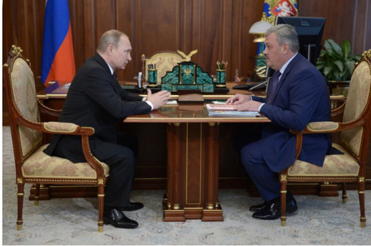 chiếc bàn họp nhỏ One to One ở phí trước bàn làm việc của tổng thống Putin