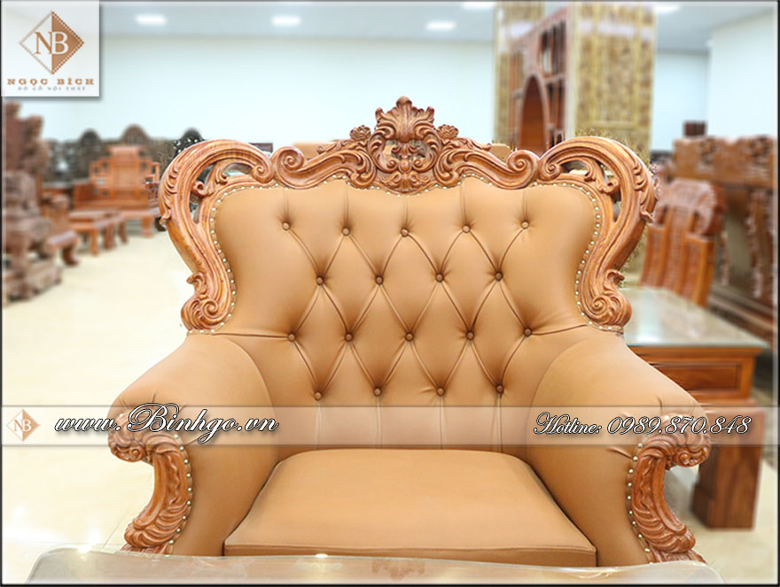Ghế Sofa đơn trong bộ Sofa Tân Cổ Điển Louis 3. Chiếc ghế được thiết kế ngồi một. Toàn bộ sản phẩm được hoàn thiện tỷ mỷ thủ công bằng tay. Bởi các nghệ nhân của làng nghề đồ gỗ Đồng Kỵ