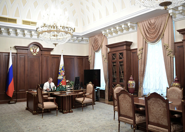 Phòng làm việc của Tổng Thống Putin. Gồm bàn làm việc Putin, Bàn họp đôi ( trước mặt bàn làm việc). Bộ bàn họp Putin và ghế làm việc Putin, ghế họp Putin