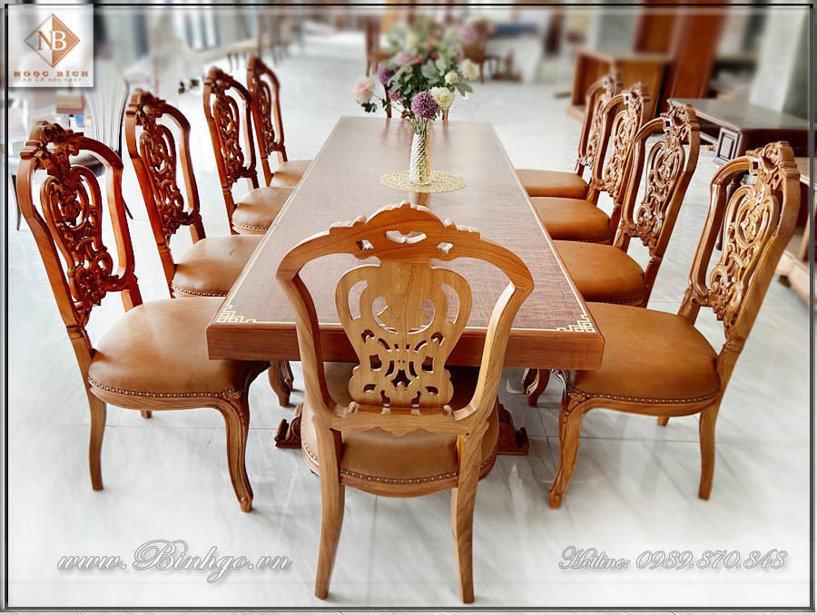 Bộ Bàn ghế ăn tân cổ điển gỗ gỗ Đỏ. Gồm 10 ghế và 01 bàn. Kích thước bàn 280x107x75cm. Mặt bàn được làm bằng gỗ Nu Cẩm, khảm Đổng viền bàn, tạo điểm nhấn cho bàn ăn tân cổ điển