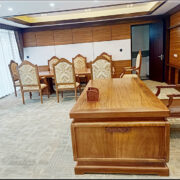 Combo nội thất phòng làm việc của chủ tịch. Được trang bị gồm 01 Bàn làm việc mẫu hiện đại gỗ tự nhiên. 01 bộ bàn họp 8 ghế gỗ Gõ Đỏ.