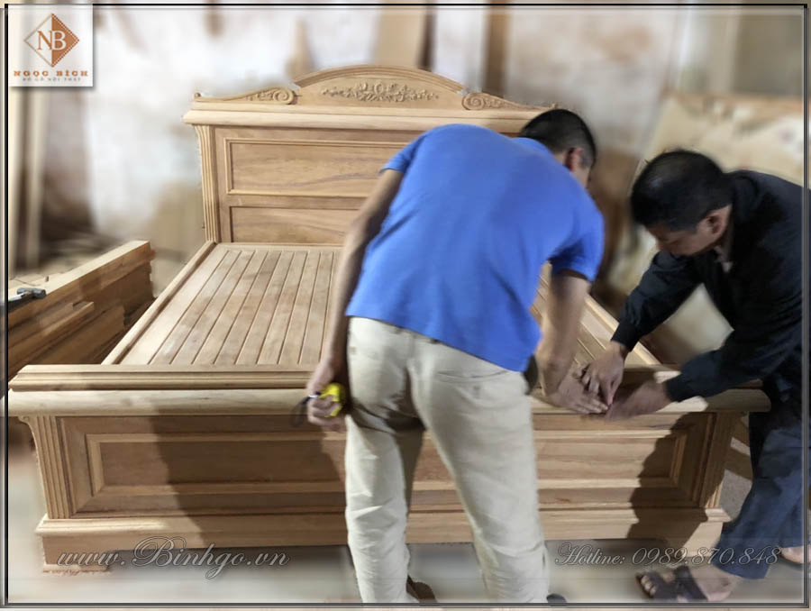 Giường ngủ mẫu italy gỗ Gõ Đỏ đang được sản xuất tại xưởng gỗ của Công ty. Các chi tiết được làm chi tiết tỷ mỉ. Các hoạc tiết cũng như tổng thể sản phẩm được làm chuẩn theo phương pháp truyền thống của làng nghề Đồng Kỵ.