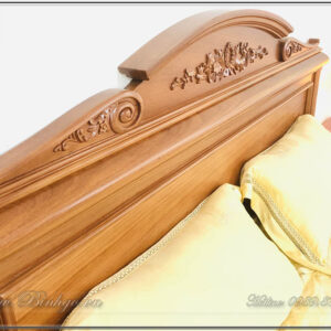 Đầu giường mẫu Italy gỗ Gõ Đỏ, được tạo hình rất mềm mại, các đường cong được nhấn bằng những họa tiết Hoa Lá Tây nhẹ nhàng. Toàn bộ phần đầu giường cho ta cảm nhận về một công trình tượng trưng của lước Ý.