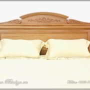 Đầu giường mẫu Italy gỗ Gõ Đỏ, được tạo hình rất mềm mại, các đường cong được nhấn bằng những họa tiết Hoa Lá Tây nhẹ nhàng. Toàn bộ phần đầu giường cho ta cảm nhận về một công trình tượng trưng của lước Ý.