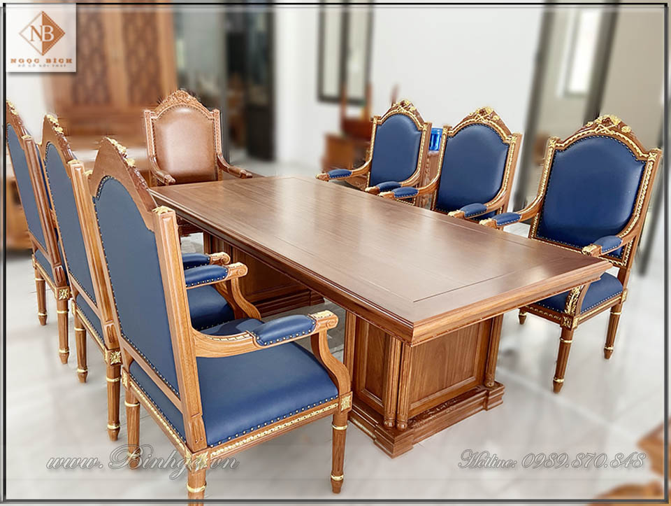 Bàn họp và ghế họp phòng chủ tịch được làm hoàn toàn thủ công bằng tay. Các hoa văn được chạm khắc theo chuẩn mẫu của Ghế Putin. kích thước ghế: D61xS61xC127cm. Ghế có thể dùng ngồi với bàn họp hoặc bàn làm việc có độ cao từ 75cm đến 81cm. 