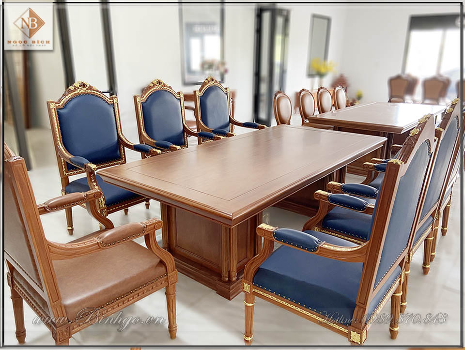 Combo bàn ghế họp phòng chủ tịch gỗ tự nhiên. Bàn làm việc mẫu Putin có kích thước: D240xR120xC75cm. Với 6 ghế thành viêc và 01 ghế chủ tịch. 