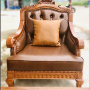 Ghế Đơn của bộ bàn ghế tiếp khách phòng Giám Đốc. Ghế có kích thước: 97x85x117cm. Ghế đơn sofa có 02 chiếc và kê theo 2 nhiều cách khác nhau. Bộ sofa có thể kê theo hình chữ U hoặc chữ H. Tùy thộc vào không gian thiết kế