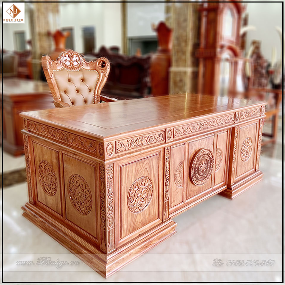 Bộ bàn làm việc mẫu tân cổ điển năm 2022. Mã sản phẩm: TD2022 được làm bằng chất liệu gỗ Gõ Đỏ hoặc hương đá. Với họa tiết thiết kế là sự kết hợp giữa văn hóa Việt và Châu Âu. 