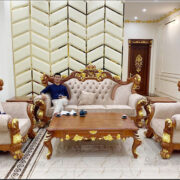 Bộ Sofa hoàng Gia gỗ Gõ Đỏ - Mã: HG-S86 được kê tại không gian phòng khách, của khách hàng tại Thành phố Từ Sơn - Bắc Ninh. Combo bộ sofa gồm: 6 món. ( 2 ghế + 01 đoản + 01 bàn + 02 đôn)