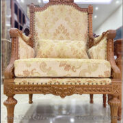 Ghế Sofa phòng trà gỗ Gõ Đỏ, bộc vải hoa văn. Với kích thước ghế: D81xS71xC127cm. Độ cao đến mặt ghế ngồi: 45cm.
