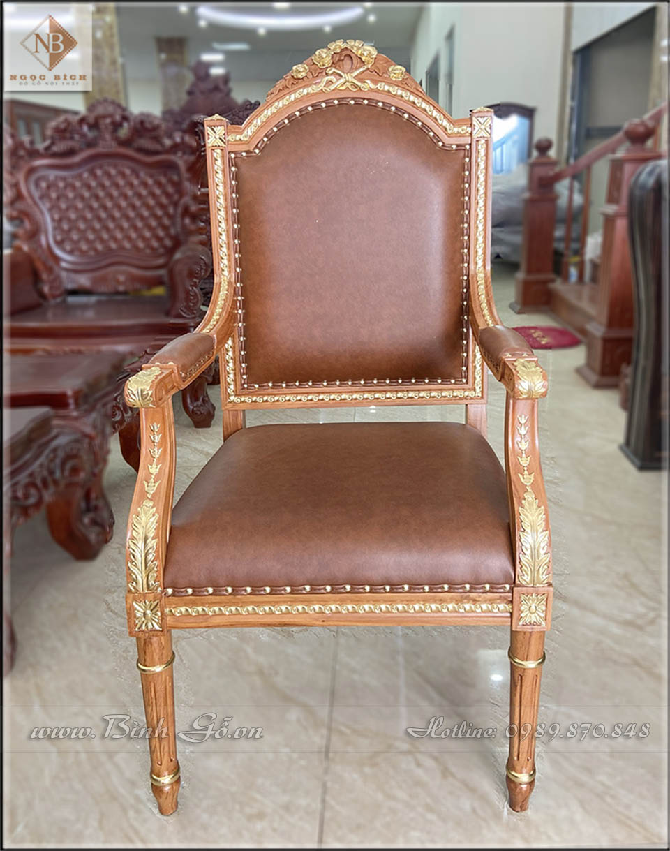 Ghế Putin bộc da màu nâu được Dát vàng 18k tạo điểm nhấn nổi bật cho chiếc ghế. Các chi tiết đục được làm rất tinh xảo bằng tay. 