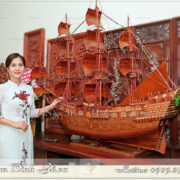 thuyền gỗ phong thủy siêu to, được làm từ chất liệu gỗ Hương quý hiếm, kích thước lớn: 1600x1500x42mm