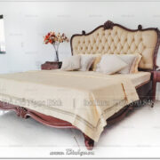 Mẫu giường tân cổ điển gỗ gõ đỏ, Được thiết kế theo phong cách tân cổ điển nhẹ nhàng. Phù hợp cho các cập vợ chồng trẻ hoặc trung niên