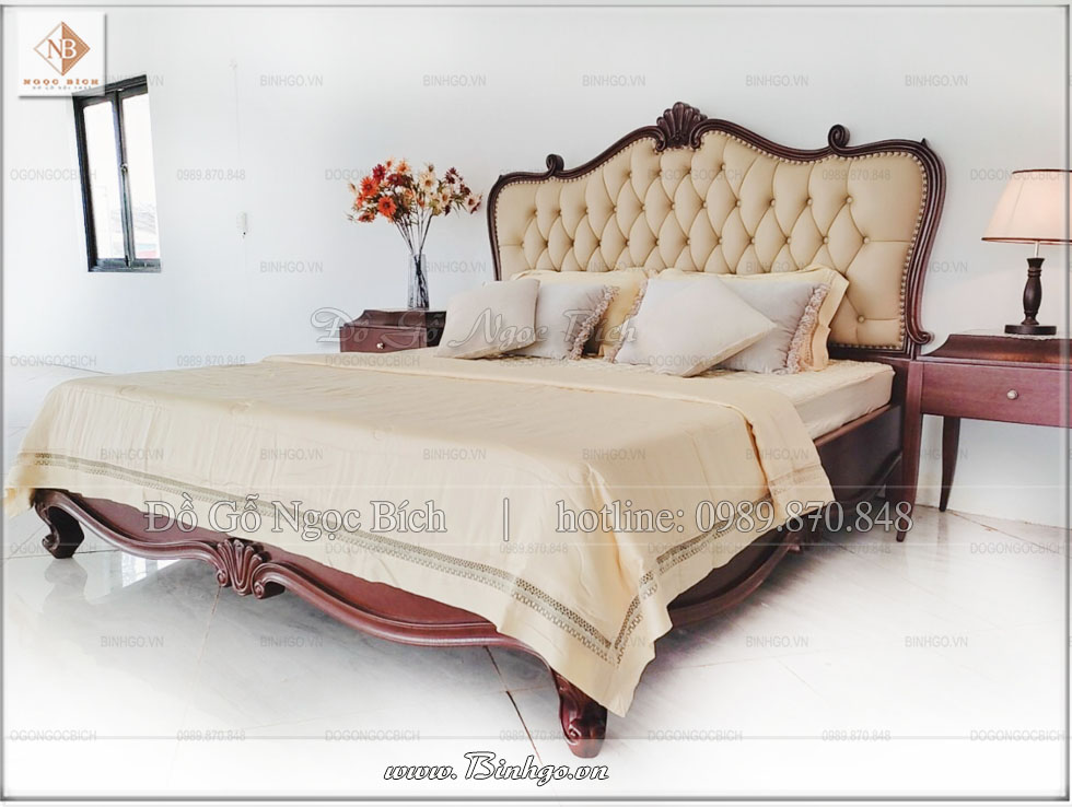 Mẫu giường tân cổ điển gỗ gõ đỏ, Được thiết kế theo phong cách tân cổ điển nhẹ nhàng. Phù hợp cho các cập vợ chồng trẻ hoặc trung niên