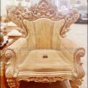 Ghế Đơn của bộ Hoàng Gia Gỗ Hương nguyên khối. Ghế được làm bằng các tấm gỗ nguyên khối từ chân đến mặt ngồi, nên trọng lượng của một chiếc ghế là rất nặng. Tạo sự vững chắc cho chiếc ghế hoàng gia