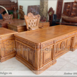 bàn làm việc của chủ tịch gỗ tự nhiên kích thước: 255x107x81cm. Kết hợp với bàn phụ (bên phải người ngồi) kích thước: 120x61x81cm.