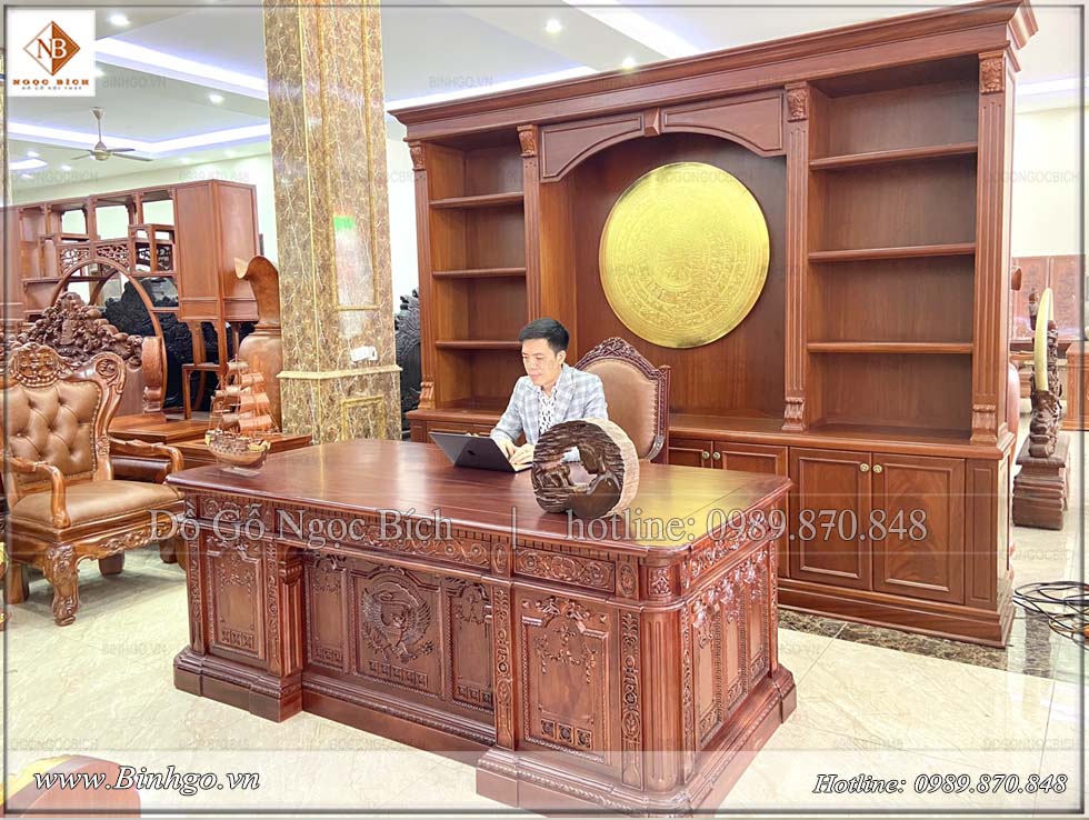 Combo bàn ghế làm việc phòng chủ tịch sơn màu Gỗ Cẩm Lai. Combo gồm: Tủ tài liệu + Bàn làm việc + Ghế làm việc mẫu Ghế Putin.