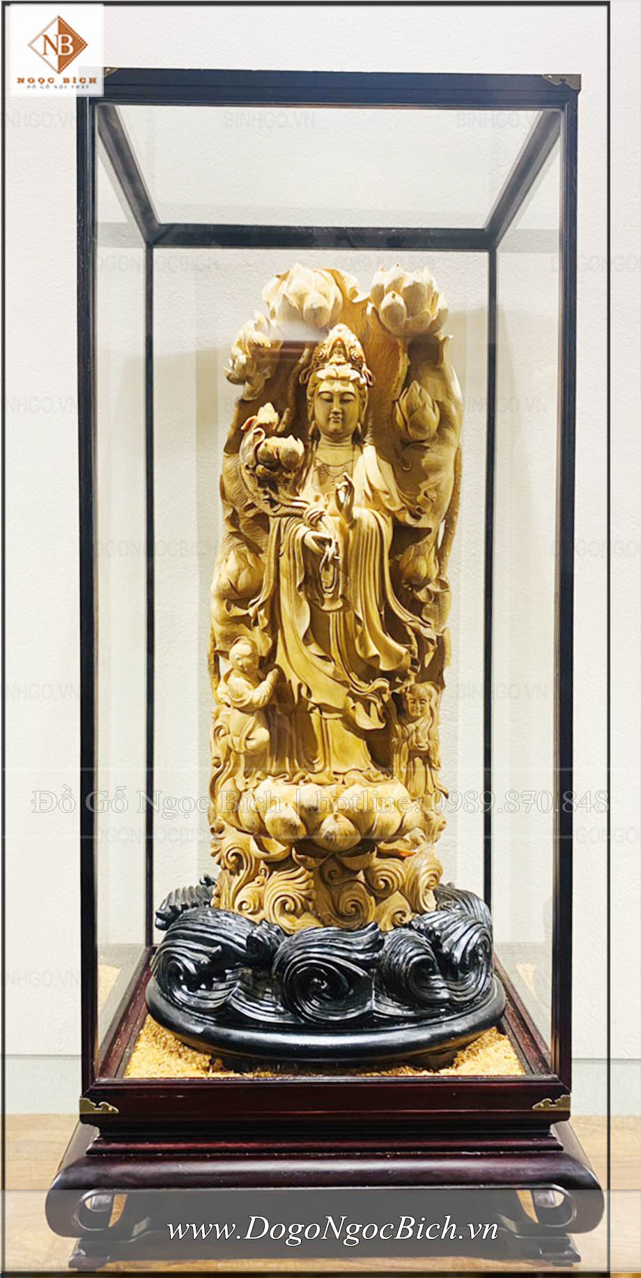 Tác phẩm tượng Quan Thế Âm Bồ Tát - Gỗ Hoàng Đàn Tuyết được để trang trọng trong một tủ kính làm bằng gỗ Hương Quý hiếm