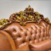 Sofa tân cổ điển gỗ tự nhiên The King có đầy đủ các tính năng và tiện ích như bàn đựng đồ, hệ thống rung, góc nghỉ ngơi... để đáp ứng nhu cầu sử dụng của người dùng.
