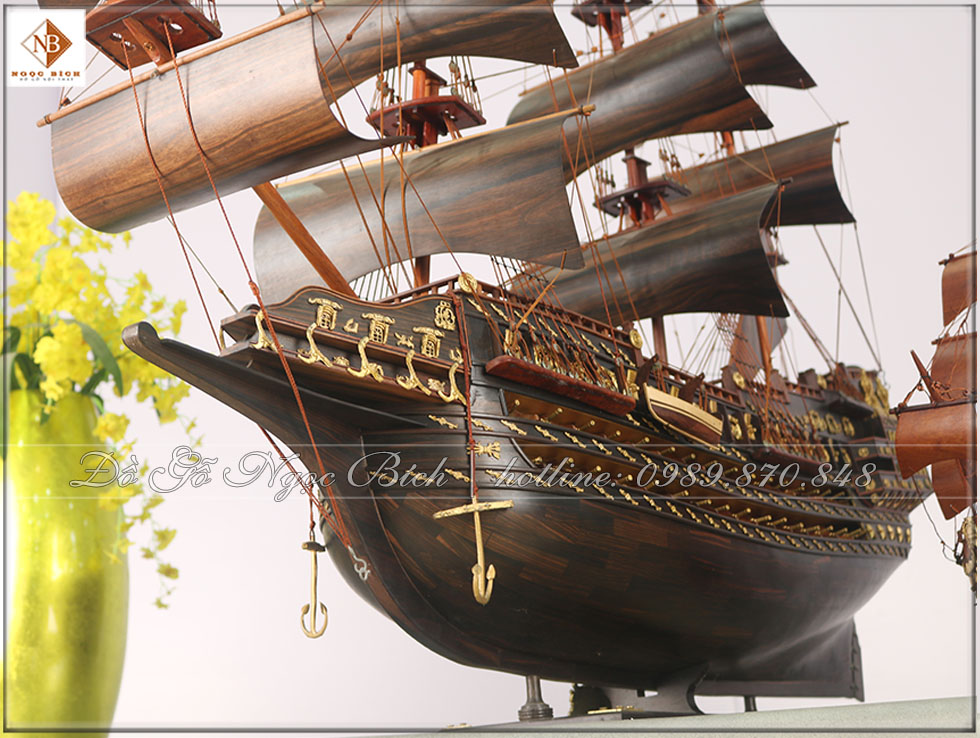 Chi tiết phần đầu thân thuyền và cách buồm của mô hình thuyền buồm gỗ mun