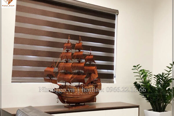 Cách trưng bày thuyền buồm gỗ trang trí trên kệ hợp phong thủy