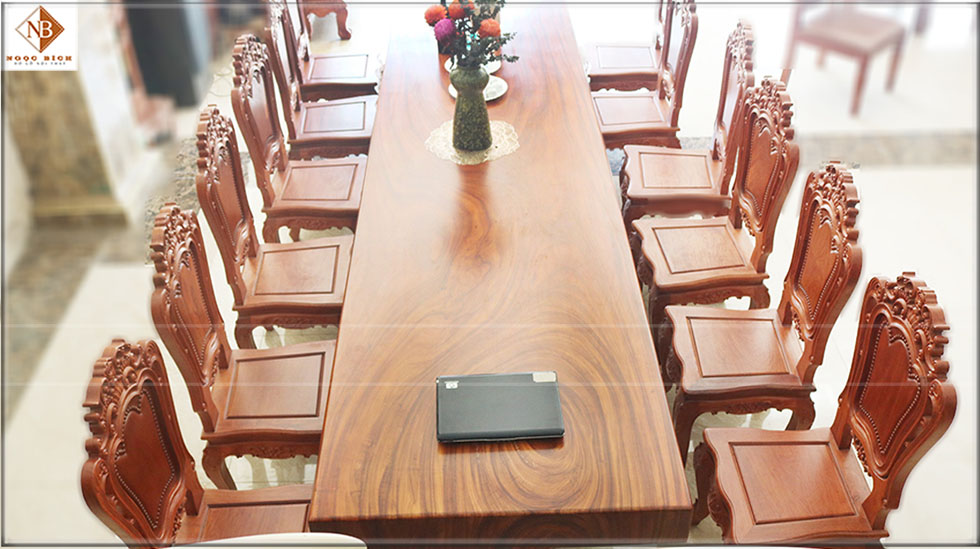 Bộ bàn ghế ăn gỗ gõ đỏ nguyên khối.