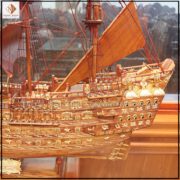 Thân thuyền được trang trí bởi các họa tiết dát vàng 24k