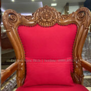Ghế bọc vải nỉ đỏ tượng trưng cho sức mạnh , uy quyền