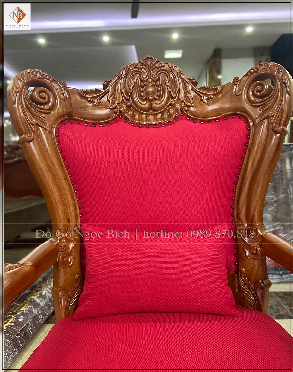 Ghế bọc vải nỉ đỏ tượng trưng cho sức mạnh , uy quyền 