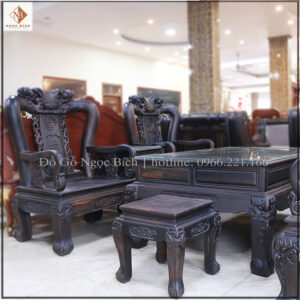 Bộ bàn ghế quốc đào gỗ mun món cột được làm từ chất liệu gỗ mun hoa ưu điểm của gỗ là gỗ có độ bền, họa tiết lạ mắt.